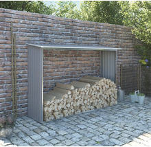 Sklad dreva s drevom pred tehlovou stenou