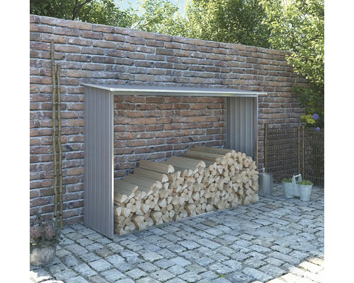 Sklad dreva s drevom pred tehlovou stenou