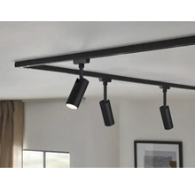 Čierny koľajnicový systém s tromi reflektormi na strope