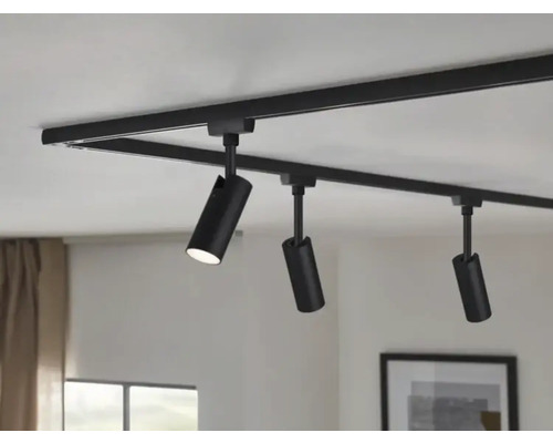 Čierny koľajnicový systém s tromi reflektormi na strope