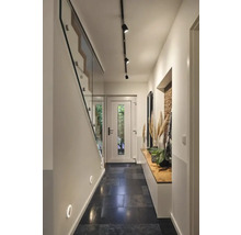 Chodba so schodiskom, osvetlením a lavicou