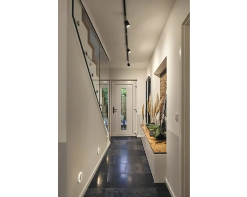 Chodba so schodiskom, osvetlením a lavicou