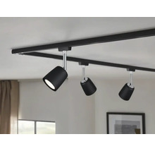 Čierny lištový systém s tromi bodovými svetlami na strope.