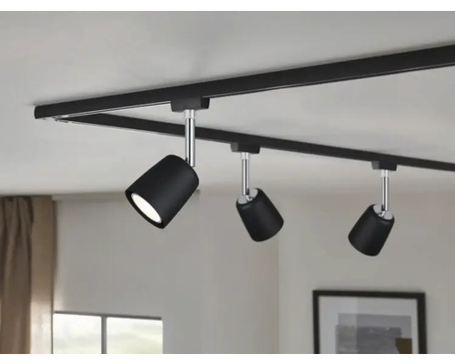 Čierny lištový systém s tromi bodovými svetlami na strope.