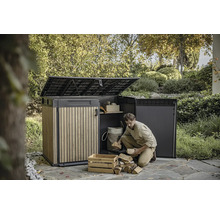 Záhradná scéna s úložným boxom na záhradné náradie a drevo