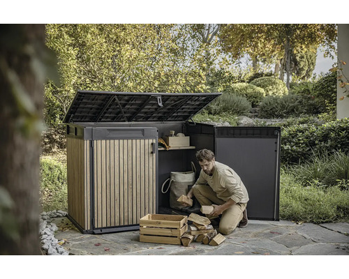 Záhradná scéna s úložným boxom na záhradné náradie a drevo