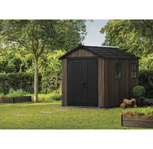 Drevený a plastový záhradný domček v záhrade