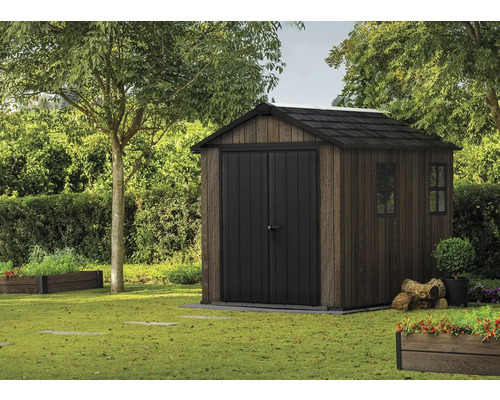 Drevený a plastový záhradný domček v záhrade