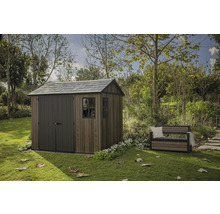 Záhradná scéna so záhradným domčekom s dvojkrídlovými dverami a záhradnou lavicou