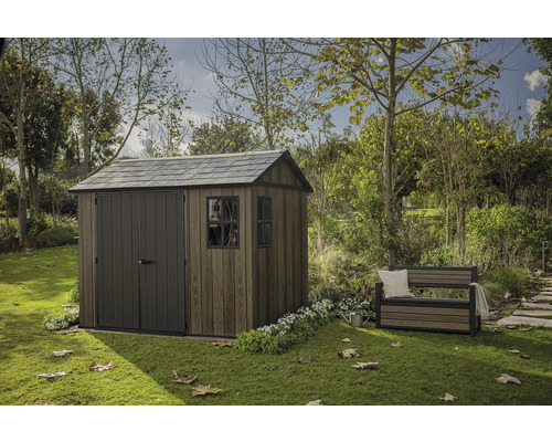 Záhradná scéna so záhradným domčekom s dvojkrídlovými dverami a záhradnou lavicou