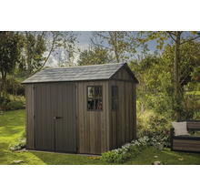 Záhradný domček s dvojkrídlovými dverami a oknom v záhrade