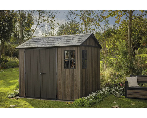 Záhradný domček s dvojkrídlovými dverami a oknom v záhrade