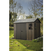 Záhradný domček s dvojkrídlovými dverami a oknom v záhrade