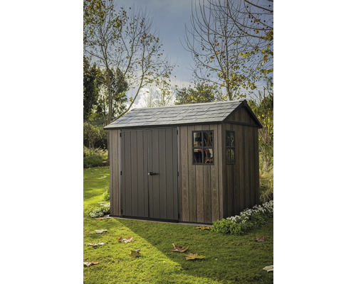 Záhradný domček s dvojkrídlovými dverami a oknom v záhrade