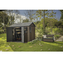 Záhradná scéna s domčekom na náradie, záhradnou lavičkou a záhradnými doplnkami na trávniku