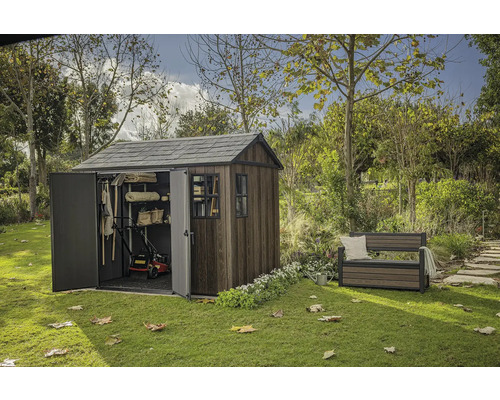 Záhradná scéna s domčekom na náradie, záhradnou lavičkou a záhradnými doplnkami na trávniku