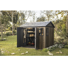 Záhradná búda s otvorenými dverami v záhrade, plná záhradného náradia