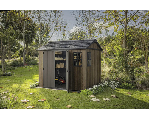 Záhradná scéna s dreveným záhradným domčekom s čiastočne otvorenými posuvnými dverami a oknom