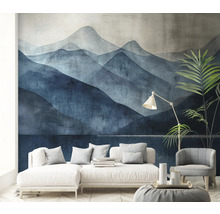 Obývacia izba s tapetou s horskou panorámou, pohovkou, kreslom a stojacou lampou