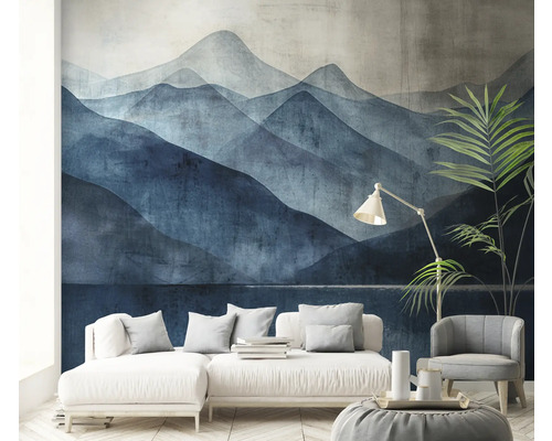 Obývacia izba s tapetou s horskou panorámou, pohovkou, kreslom a stojacou lampou