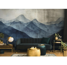 Obývacia izba so vzorovanou tapetou, pohovkou, konferenčným stolíkom a dekoratívnymi prvkami pre štýlový dizajn interiéru.