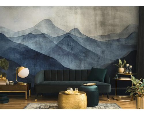 Obývacia izba so vzorovanou tapetou, pohovkou, konferenčným stolíkom a dekoratívnymi prvkami pre štýlový dizajn interiéru.