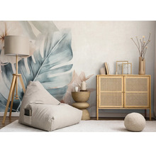 Svetlá obývacia izba s sedacím vakom, stojacou lampou, komodou a tropickou fototapetou