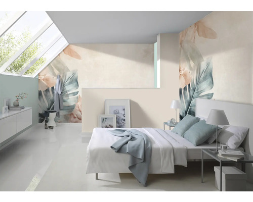 Svetlá miestnosť s spálňou a kvetinovým dizajnom na stene