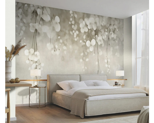 Svetlá spálňa s manželskou posteľou a fototapetou s kvetinovým vzorom