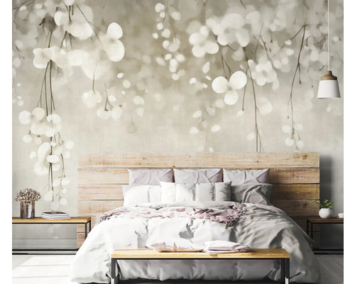 Spálňa s fototapetou s motívom listov nad drevenou posteľou