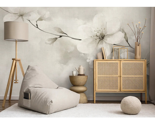 Obývacia izba s kvetinovou fototapetou, stojacou lampou, sedacím vakom a komodou