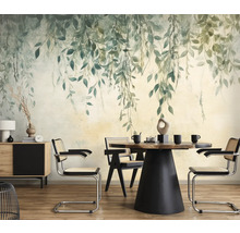 Jedáleň s tapetou s listami, jedálenským stolom a stoličkami.