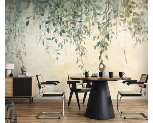 Jedáleň s tapetou s listami, jedálenským stolom a stoličkami.