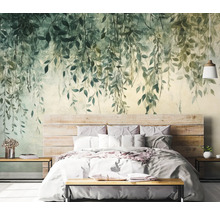 Spálňa s fototapetou s motívom listov, posteľou a nočnými stolíkmi