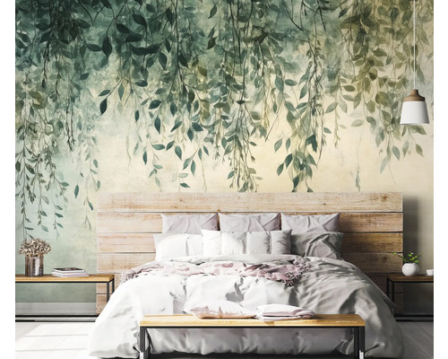 Spálňa s fototapetou s motívom listov, posteľou a nočnými stolíkmi