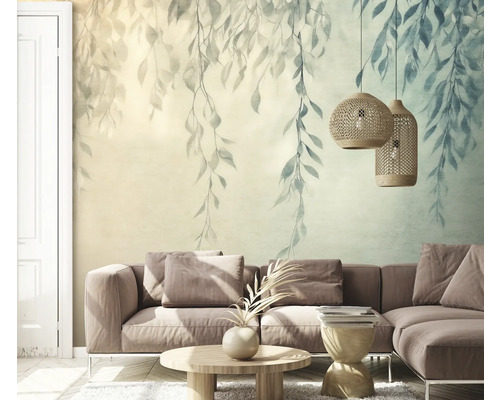 Obývacia izba s fotografickou tapetou, pohovkou a dekoráciou