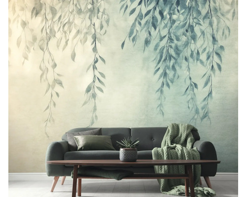 Obývacia izba s pohovkou a nástennou tapetou s motívom listov