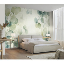 Spálňa s nástennou tapetou so vzorom eukalyptu, posteľou a nočnými stolíkmi