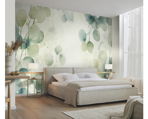 Spálňa s nástennou tapetou so vzorom eukalyptu, posteľou a nočnými stolíkmi