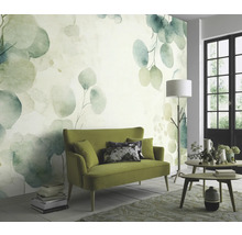 Obývacia izba so zelenou pohovkou a nástennou tapetou s motívom eukalyptu