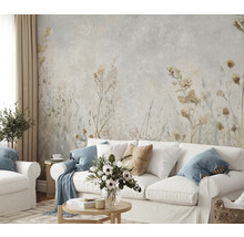 Obývacia izba s vzorovanou tapetou, pohovkou a dekoráciou