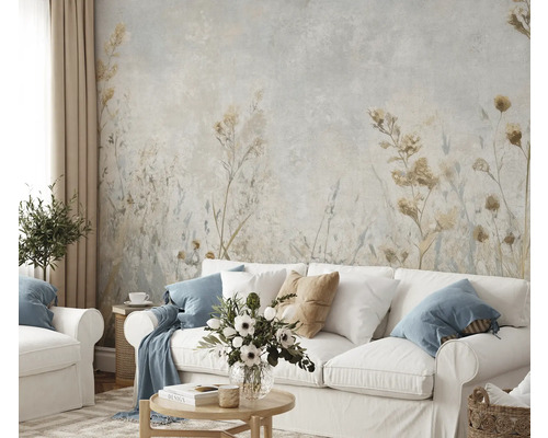 Obývacia izba s vzorovanou tapetou, pohovkou a dekoráciou