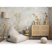 Svetlá izba s tapetou, sedacím vakom, stojacou lampou a drevenou komodou