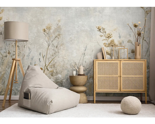 Svetlá izba s tapetou, sedacím vakom, stojacou lampou a drevenou komodou