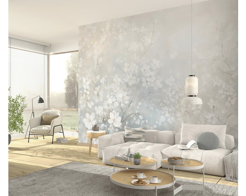 Svetlá obývacia izba s pohovkou, konferenčnými stolíkmi a kvetinovou fototapetou