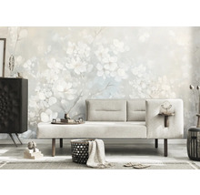 Obývacia izba so vzorovanou tapetou, pohovkou a dekoráciami pre štýlové prostredie.