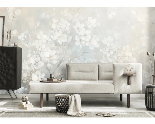 Obývacia izba so vzorovanou tapetou, pohovkou a dekoráciami pre štýlové prostredie.