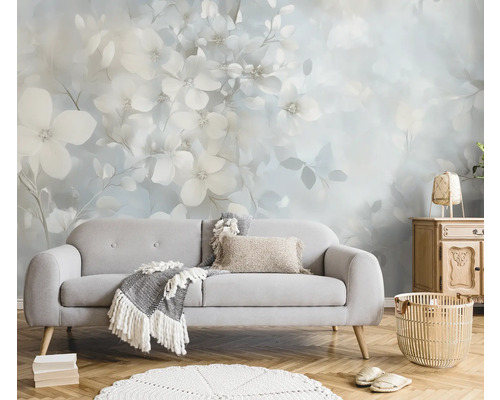 Obývacia izba s kvetinovou tapetou, pohovkou a dreveným nábytkom