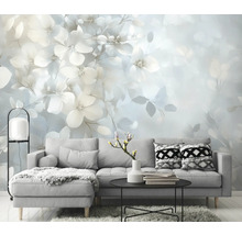 Obývacia izba s kvetinovou fototapetou, pohovkou a odkladacím stolíkom