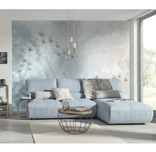 Svetlá obývacia izba s modrou pohovkou, konferenčným stolíkom a dekoratívnou nástennou tapetou